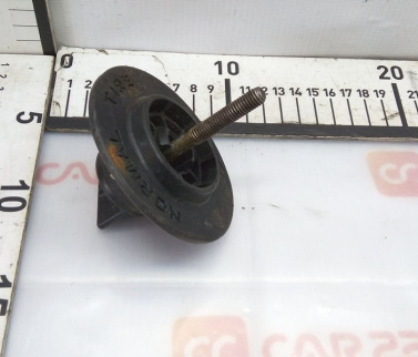 болт крепления запасного колеса