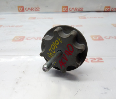 болт крепления запасного колеса