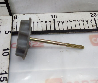 болт крепления запасного колеса