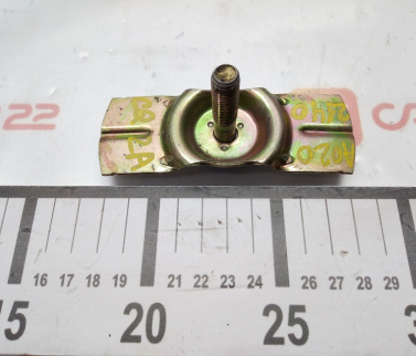 болт крепления запасного колеса