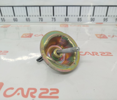 болт крепления запасного колеса