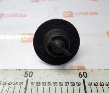 болт крепления запасного колеса