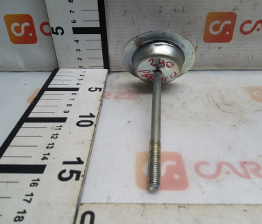 болт крепления запасного колеса